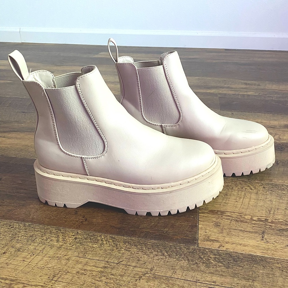 Size 7.5 forever 21 chunky Chelsea boots 💕
